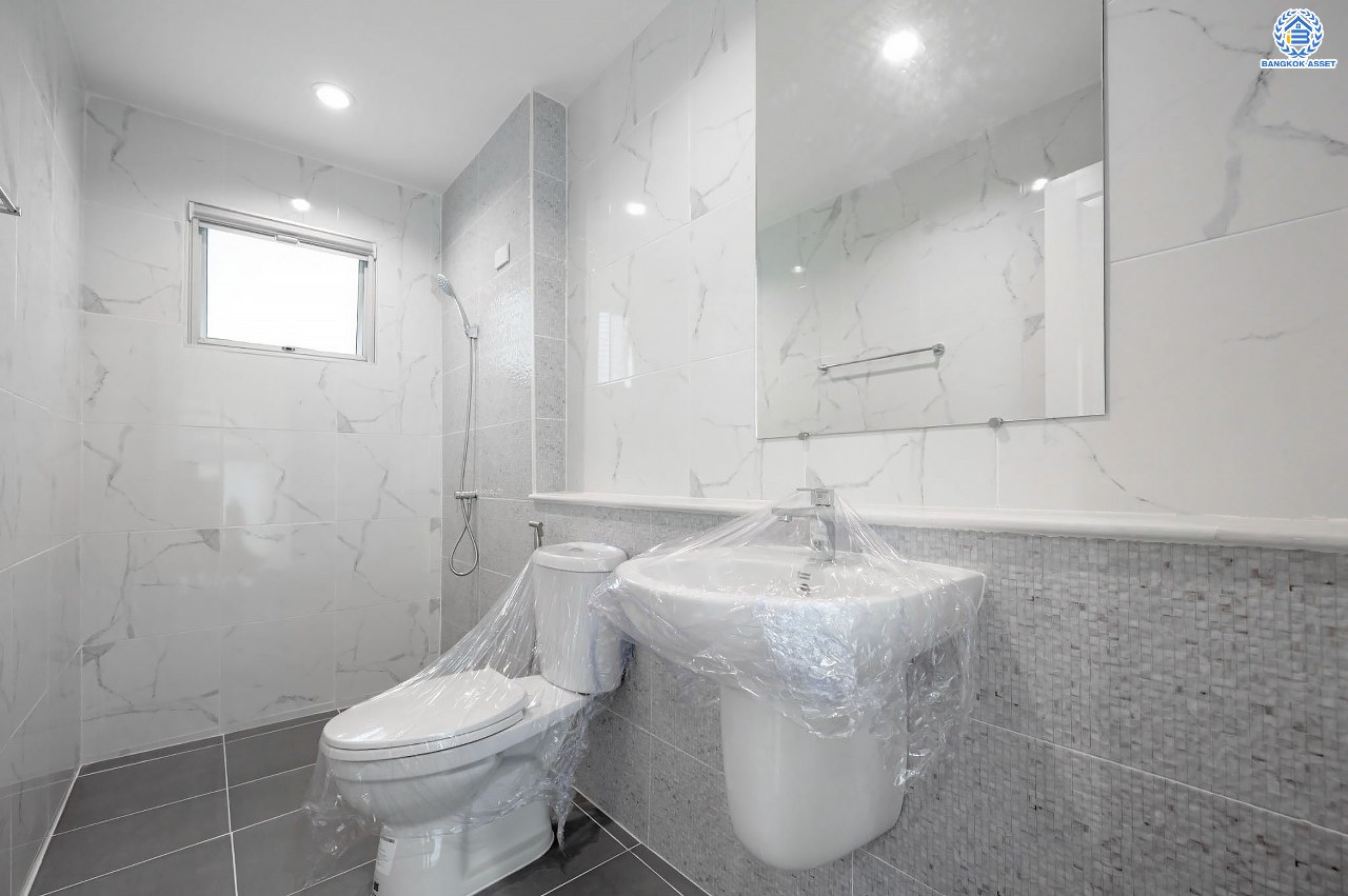 บ้านมือสองตกแต่งใหม่ โครงการ เดอะซิตี้ รัตนาธิเบศร์-แคราย เนื้อที่กว่า 62.4 ตร.ว. พื้นที่ใช้สอย 190.81 ตร.ม. พร้อมฟังก์ชัน 3 ห้องนอน 3 ห้องน้ำ จอดรถได้ 2 คัน บนทำเลศักยภาพ ติดถนนรัตนาธิเบศร์ เชื่อมต่อถนนงามวงศ์วาน, ถนนติวานนท์, ถนนเลี่ยงเมืองนนทบุรี ทำเลใจกลาง 2 เซ็นทรัล ใกล้รถไฟฟ้าสายสีม่วง "สถานีสะพานพระนั่งเกล้า" และจุดขึ้นทางด่วน "งามวงศ์วาน"